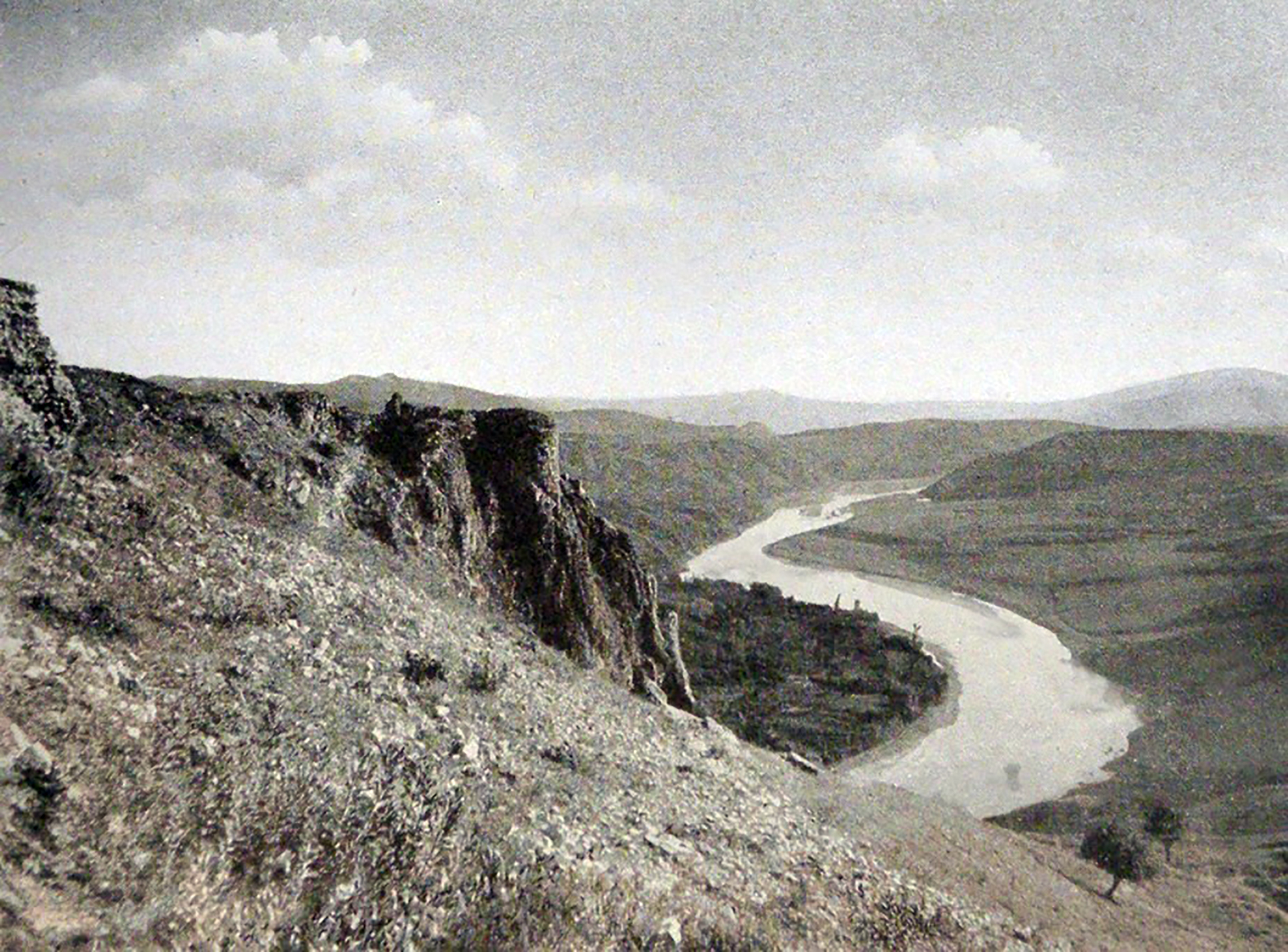 Palu Kalesinden Talabi (?imdiki Palu'nun yeri) ve kar?? bah&ccedil;eler - 1900'l&uuml; y?llar 
(Kaynak: Victor Pietschmann, Durch kurdische Berge und armenische St&auml;dte, Wien, 1940)