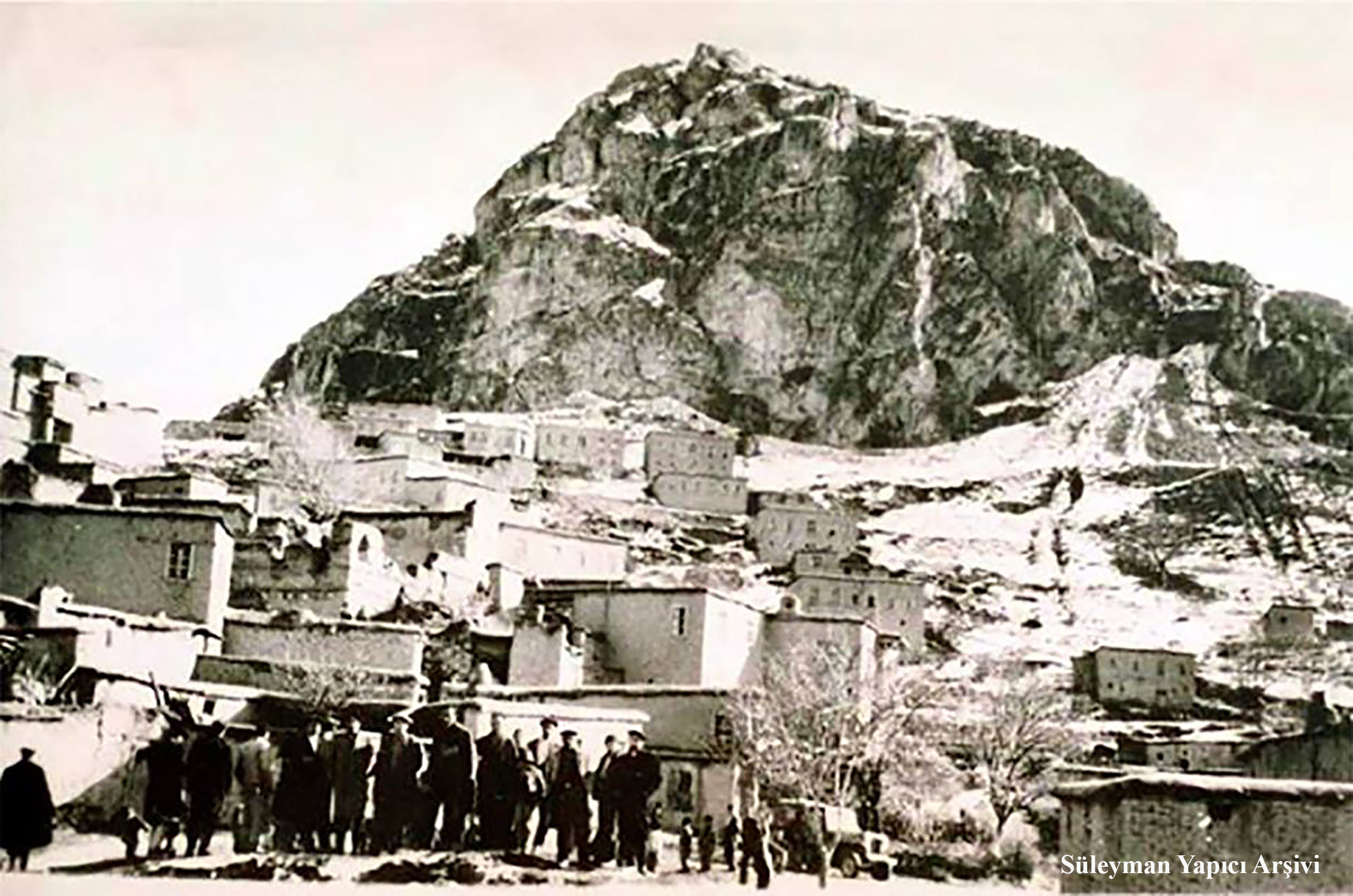 &nbsp;Palu - 1960&rsquo;l? y?llar - Zeve, D&uuml;kkan&ouml;n&uuml; Mahallesi, arka planda ise Kalep?nar? Mahallesi ve Palu Kalesi
S&uuml;leyman Yap?c? Ar?ivi