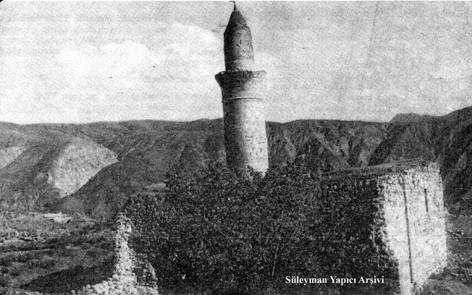 PALU - K&uuml;&ccedil;&uuml;k Camii (Camii Sa?ir) - &Ccedil;ar??ba?? Mahallesi - 1960'l? y?llar olabilir 
S&uuml;leyman Yap?c? Ar?ivi