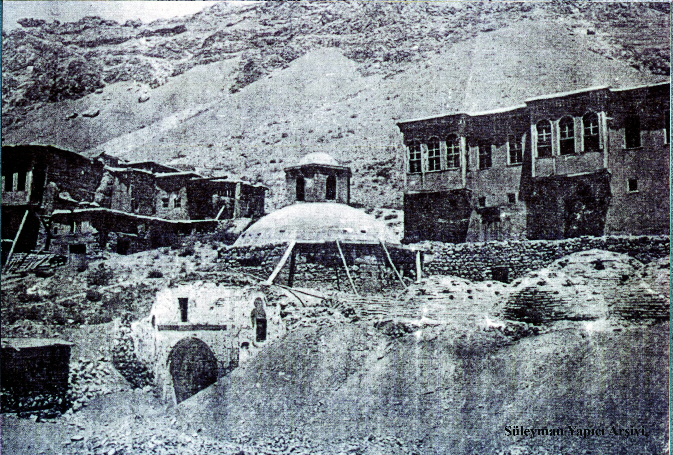 PALU &Ccedil;ar??ba?? Mahallesi - 1945'li y?llar - Hamam ve Evler, Sa? taraftaki ev Ortaokul olarak hizmet vermi?tir 
S&uuml;leyman Yap?c? Ar?ivi