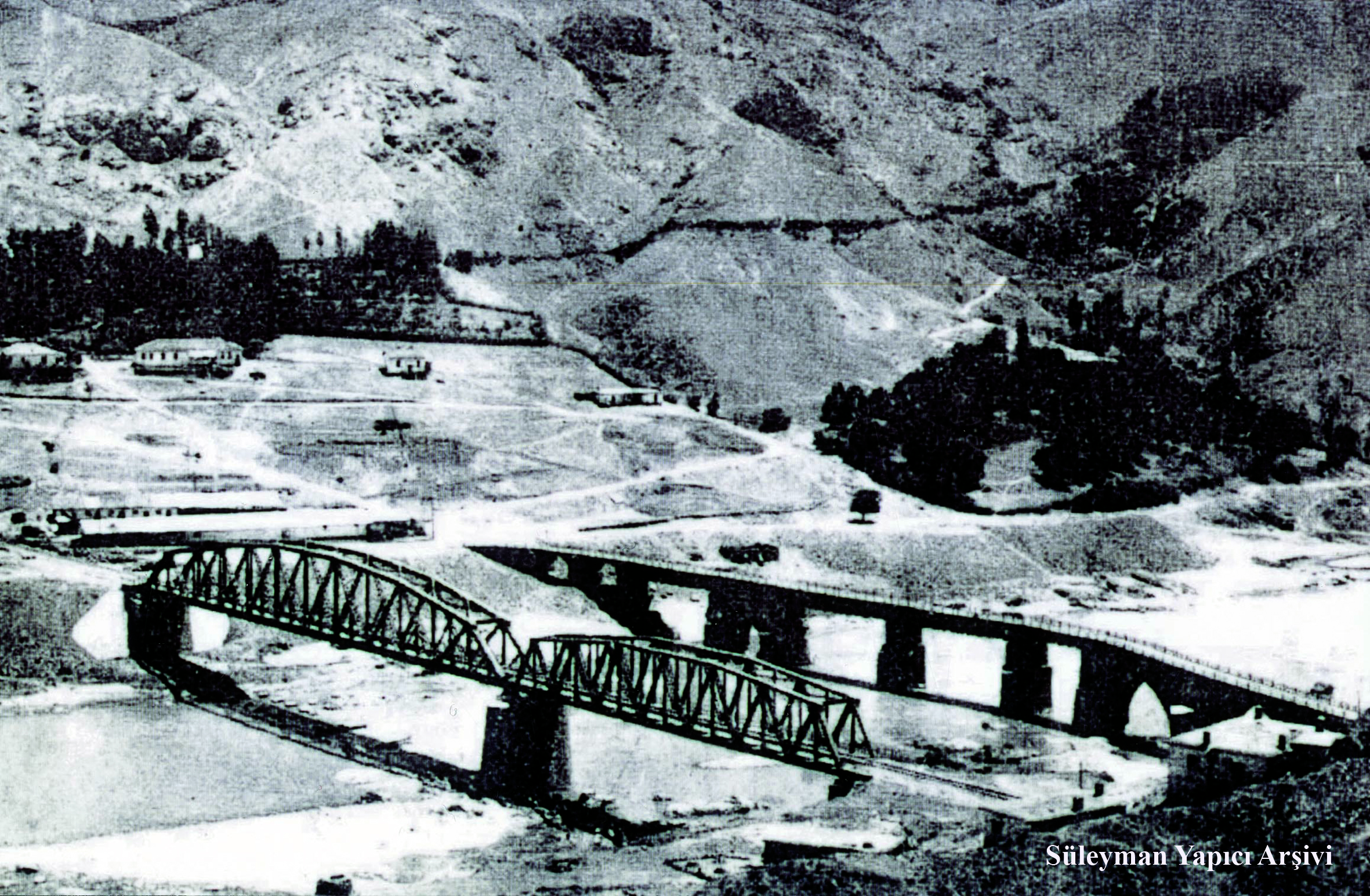 PALU - Tren ve Tarihi Palu K&ouml;pr&uuml;s&uuml;, K&ouml;pr&uuml; ba?lang?c?nda K&ouml;pr&uuml; Camii - 1945'li y?llar 
S&uuml;leyman Yap?c? Ar?ivi