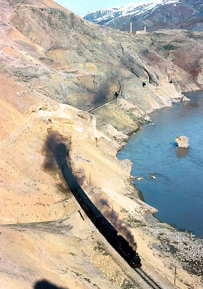 PALU - Tatvan - Elaz?? Treninin Palu'ya Giri?i&nbsp; 24 Mart 1976 
&nbsp;http://www.1974.trainsofturkey.com