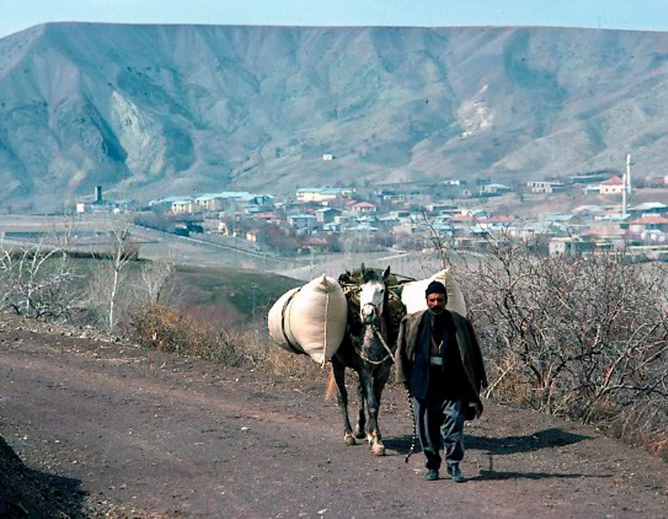 PALU - Arka Planda Palu ve Elaz?? - Tatvan Treninin Palu ?stasyonundan &Ccedil;?k??? 24 Mart 1976 
Kaynak: http://www.1974.trainsofturkey.com