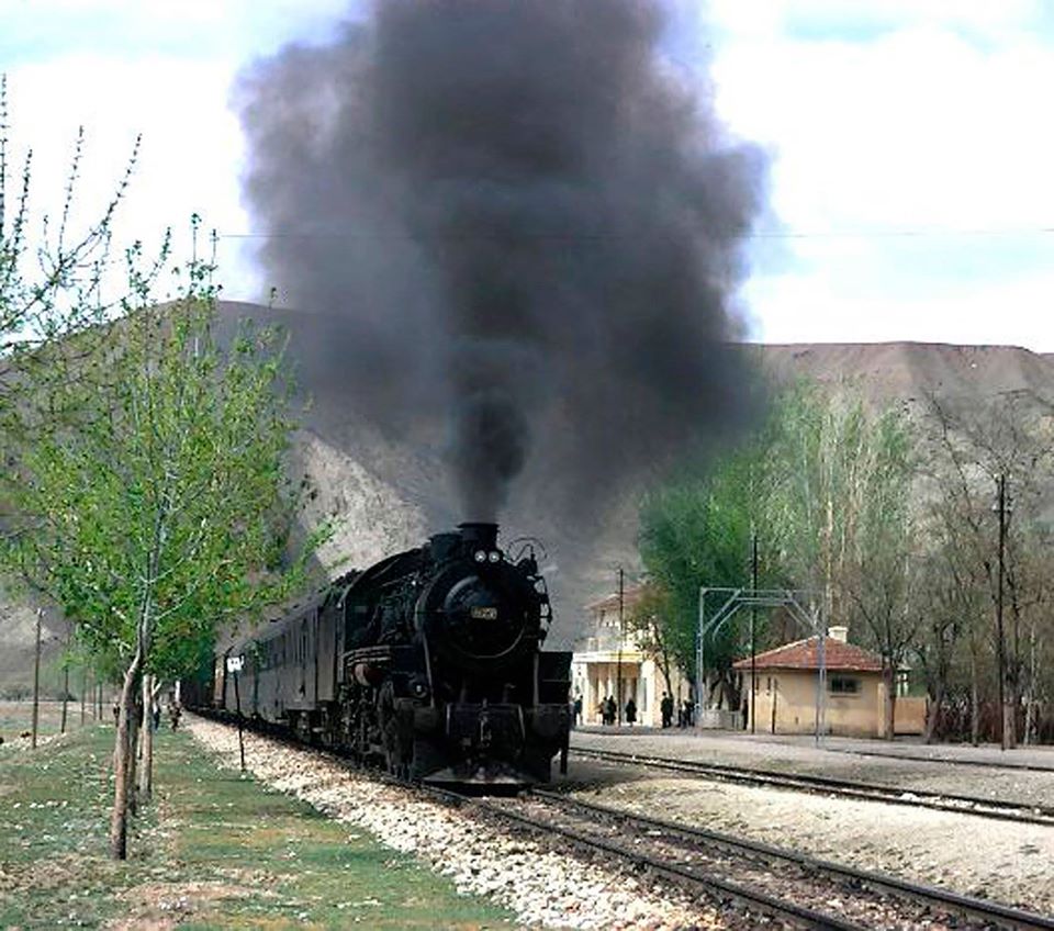 PALU - Elaz?? - Tatvan Treninin Palu ?stasyonundan Ayr?l??? 11 Nisan 1975 
Kaynak: http://www.1974.trainsofturkey.com