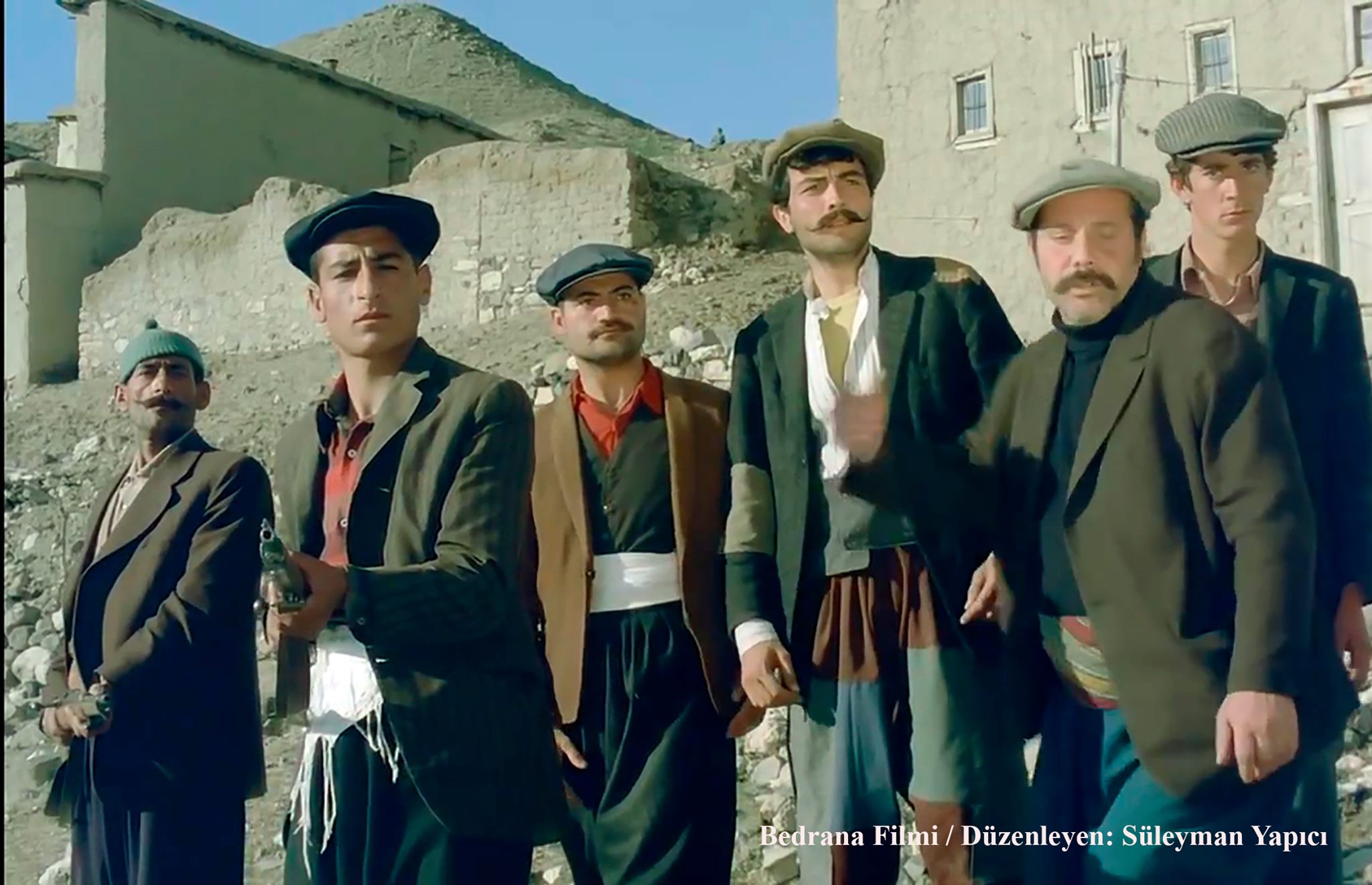 PALU &ndash; Zeve - Bedrana Filmi &ndash; 1974. Soldan Sa?a: 1. Selahattin Yetik (Zeveli). 2. Hanifi Uluta?. 3. Mehmet A?r?. 4. ...? (arka sa?daki) - 
D&uuml;zenleyen: S&uuml;leyman Yap?c?
&nbsp;
&nbsp;