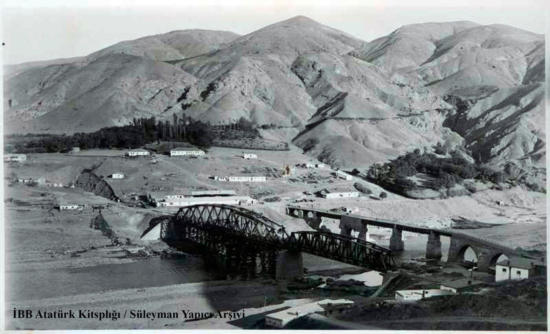 PALU - DDY K&ouml;pr&uuml;s&uuml;n&uuml;n Yap?m? ve Tarihi Palu K&ouml;pr&uuml;s&uuml; - Tarihi Palu K&ouml;pr&uuml;s&uuml;n&uuml;n ba? taraf?nda sa?lam bir ?ekilde "K&ouml;pr&uuml; Camii" ve her iki yakada DDY ?antiye binalar? - 1940'l? Y?llar 
Kaynak: ?BB Atat&uuml;rk Kitapl???