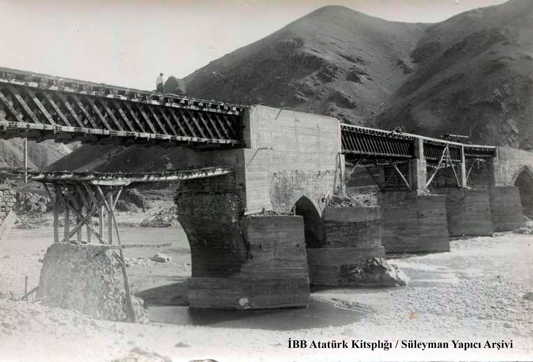 PALU - Tarihi Palu K&ouml;pr&uuml;s&uuml; - 1940'l? Y?llar&nbsp;
Kaynak: ?BB Atat&uuml;rk Kitapl???&nbsp;