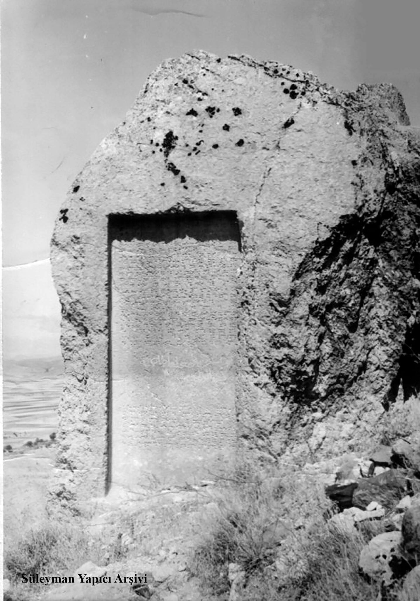 PALU - Palu Kalesi - Urartu Kral? Meua'ya ait Kitabe - 1970'li Y?llar 
S&uuml;leyman Yap?c? Ar?iv