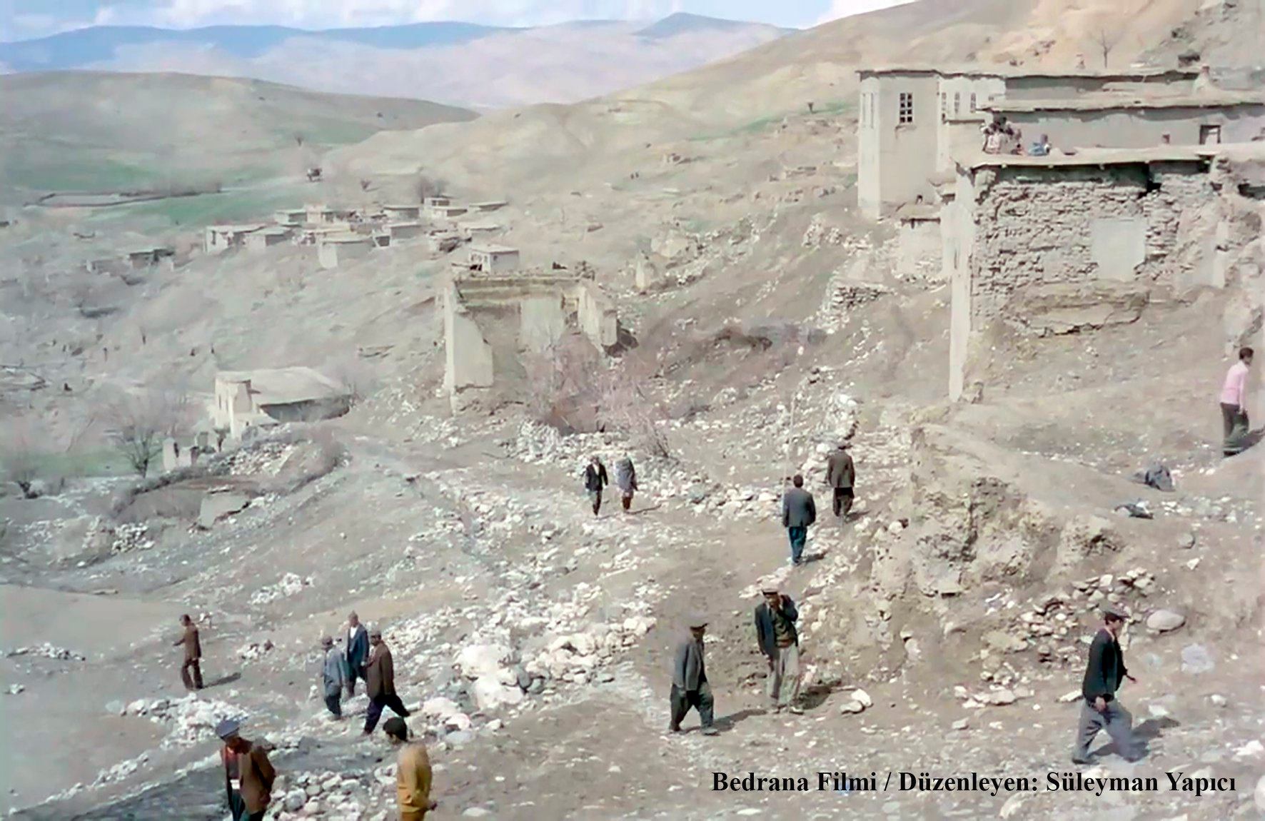 PALU - Zeve (Eski Palu) ve D&uuml;kkan&ouml;n&uuml; Camii &ndash; 1974 - Bedrana Filmi 
D&uuml;zenleyen: S&uuml;leyman Yap?c?