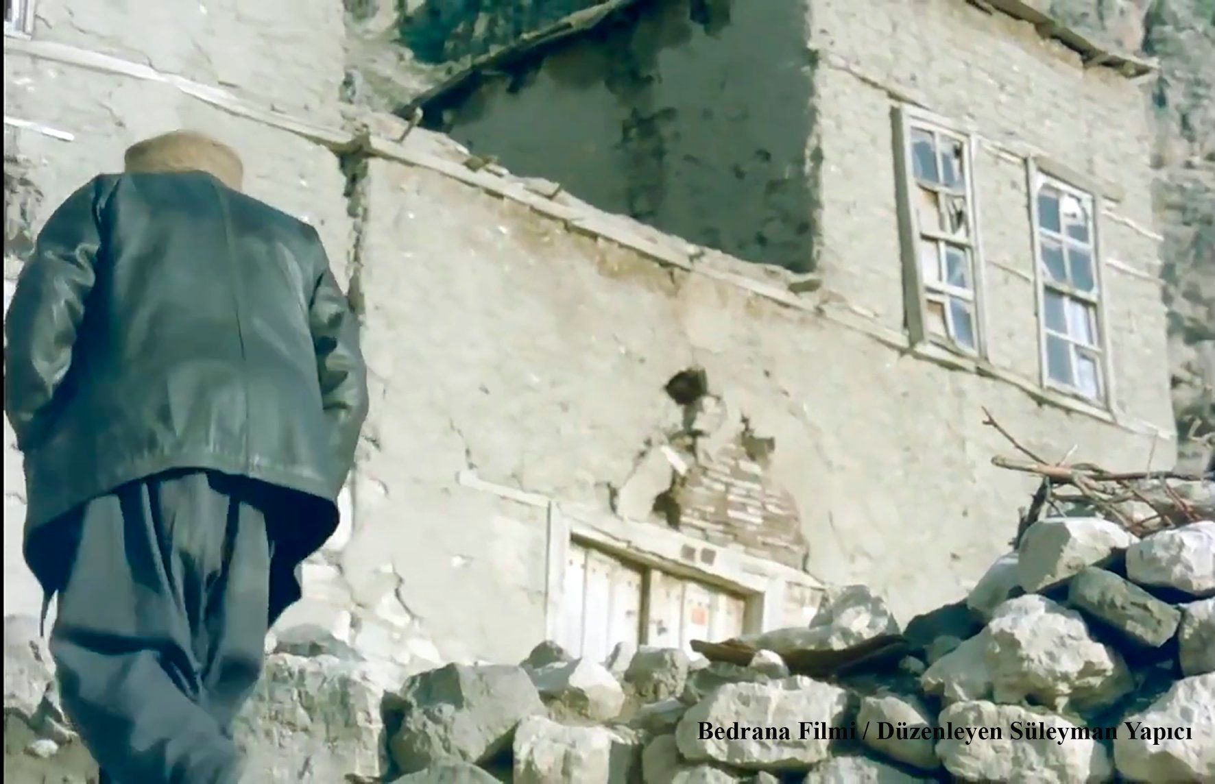 PALU - Zeve (Eski Palu) Kale P?nar? Mah.den Kale alt?nda bir ev &ndash; 1974 - Bedrana Filmi 
D&uuml;zenleyen: S&uuml;leyman Yap?c?