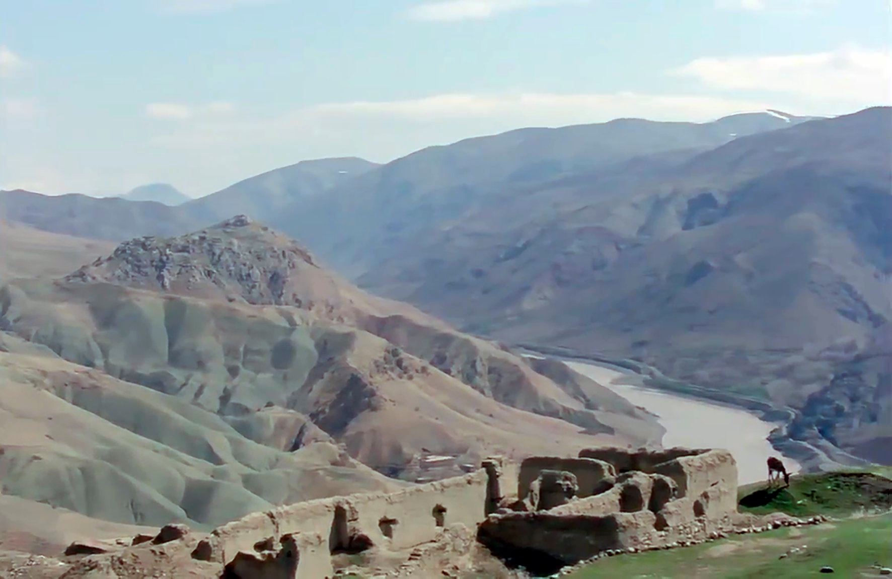 PALU - &Ccedil;ar??ba?? Mahallesi'nden Murat Nehri ve &Ccedil;ayyukar? Bah&ccedil;eleri &ndash; 1974 - Bedrana Filmi 
D&uuml;zenleyen: S&uuml;leyman Yap?c?