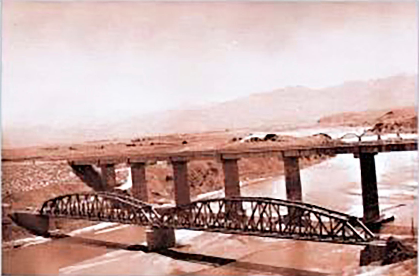 PALU -&nbsp;G&uuml;l&uuml;?k&uuml;r K&ouml;pr&uuml;leri - &Uuml;&ccedil; k&ouml;pr&uuml; bir arada&nbsp;&Ouml;nde Demiryolu k&ouml;pr&uuml;s&uuml;, ortada yeni k&ouml;pr&uuml; ve arka planda ku?ak kemer k&ouml;pr&uuml;
Kaynak: ?nternet